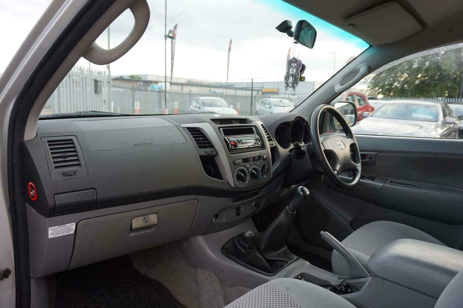 Toyota Hilux 2006/0 - Global Int Ltd